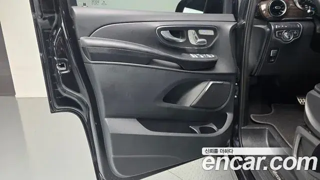 Mercedes-Benz V-Class 2021 — Photo 25/32