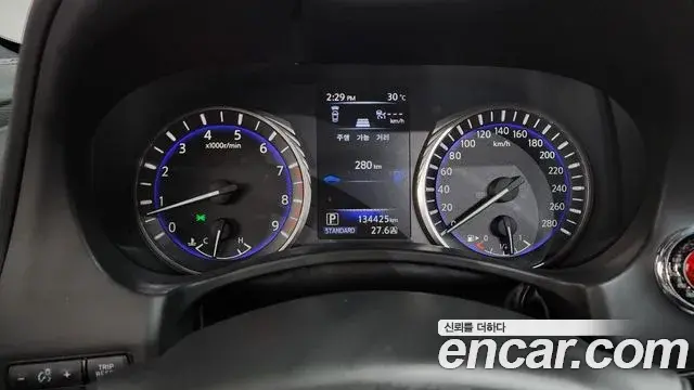 Infiniti Q60 2018 — Photo 8/20