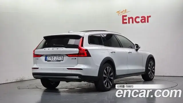 Volvo V60 Cross Country 2025 — ფოტო 34/36