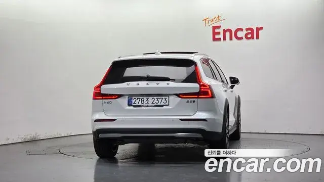 Volvo V60 Cross Country 2025 — ფოტო 35/36