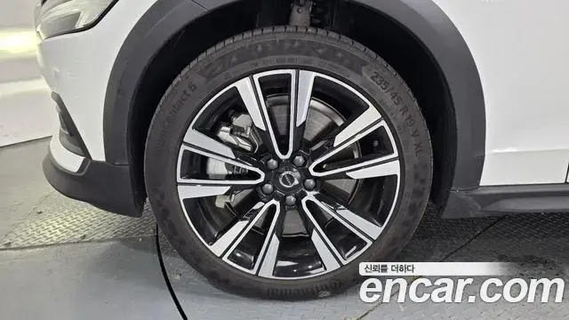 Volvo V60 Cross Country 2025 — ფოტო 2/36