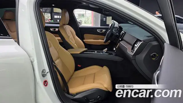 Volvo V60 Cross Country 2025 — ფოტო 1/36