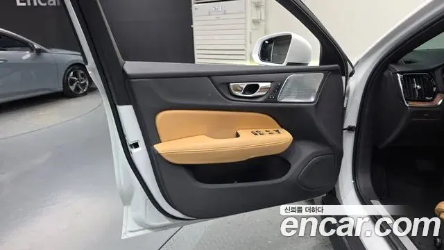Volvo V60 Cross Country 2025 — ფოტო 32/36