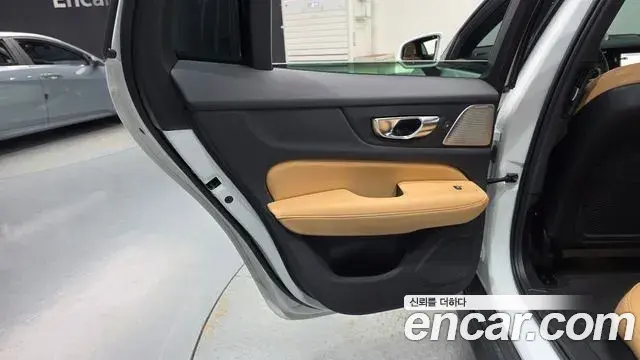 Volvo V60 Cross Country 2025 — ფოტო 8/36