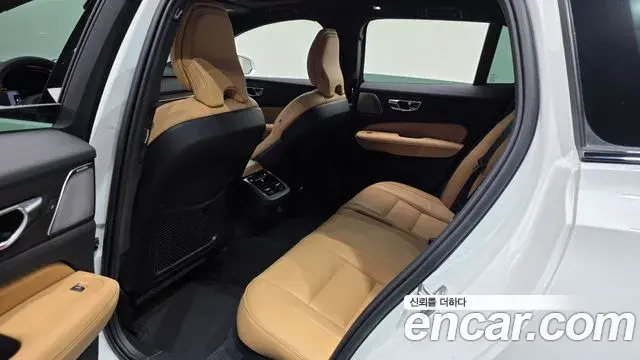 Volvo V60 Cross Country 2025 — ფოტო 15/36
