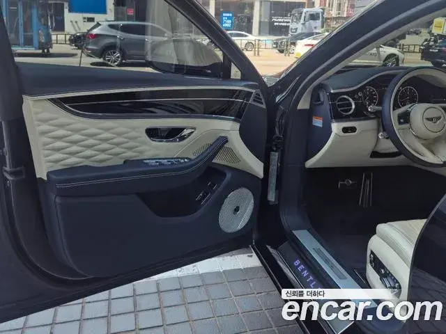 Bentley Flying Spur 2023 — Photo 8/20