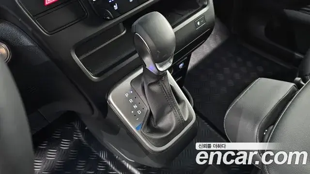 Hyundai Staria 2025 — Photo 9/20