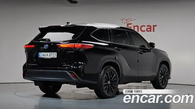 Toyota Highlander 2023 — Şəkil 19/35