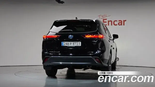 Toyota Highlander 2023 — Şəkil 8/35