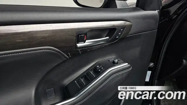 Toyota Highlander 2023 — Şəkil 16/35