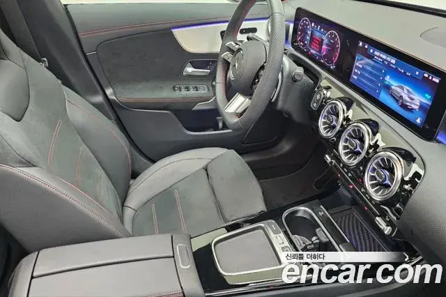 Mercedes-Benz CLA-Class 2025 — Photo 10/20