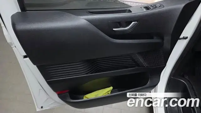 Hyundai Staria 2025 — Photo 12/32