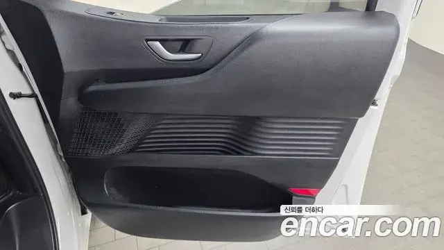 Hyundai Staria 2025 — Photo 14/32