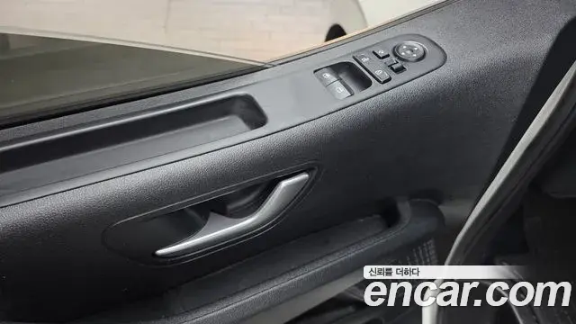 Hyundai Staria 2025 — Photo 30/32