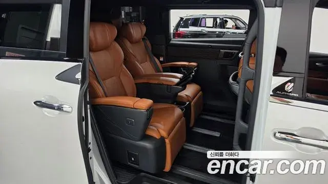 Toyota Alphard 2025 — Photo 15/35