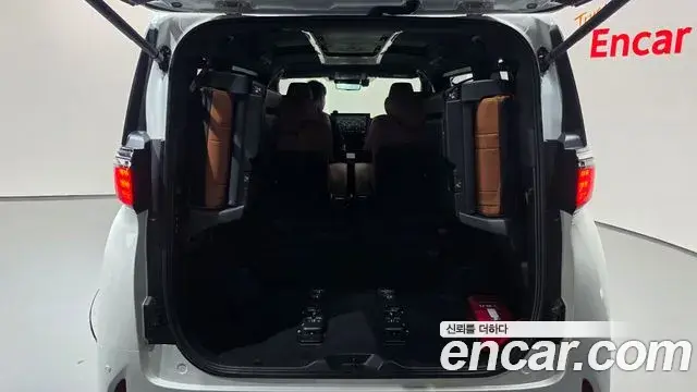 Toyota Alphard 2025 — Photo 25/35