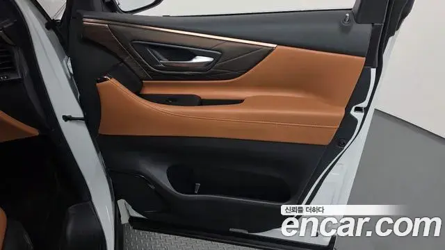 Toyota Alphard 2025 — Photo 21/35