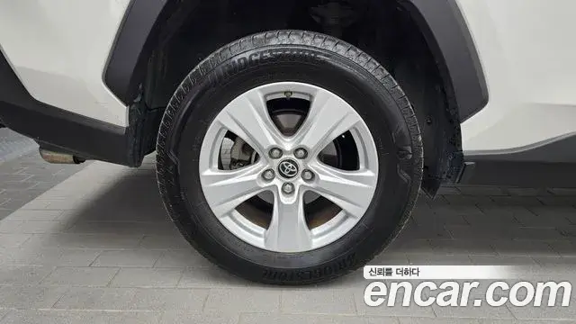 Toyota RAV4 2019 — Фото 5/20