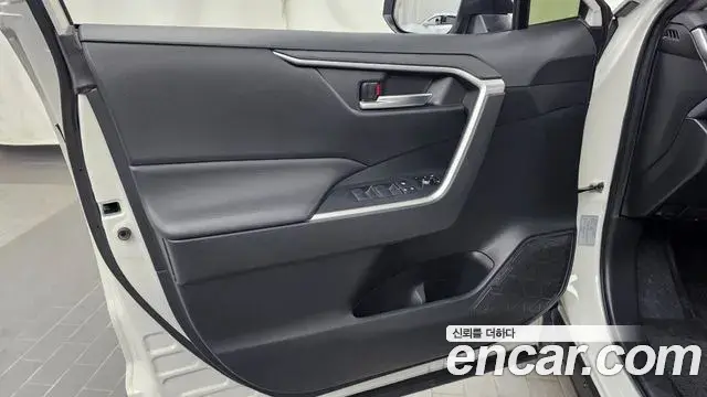Toyota RAV4 2019 — Photo 12/32