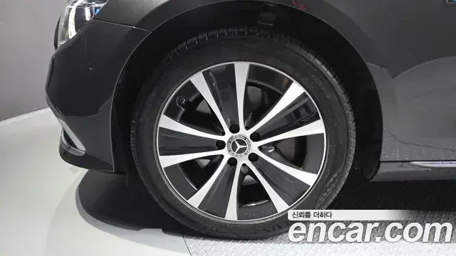 Mercedes-Benz E-Class 2021 — Photo 5/20