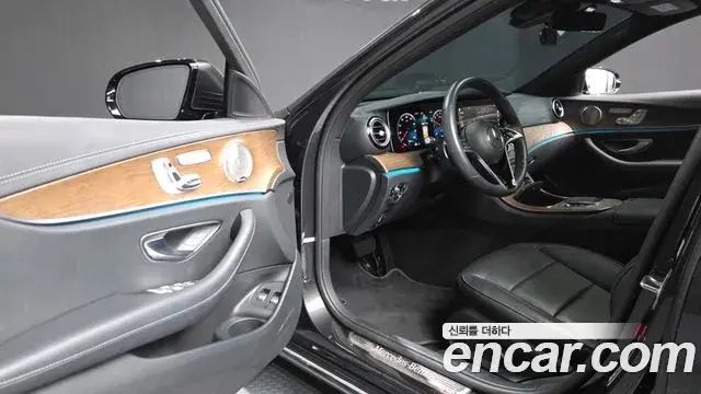 Mercedes-Benz E-Class 2021 — Photo 10/20