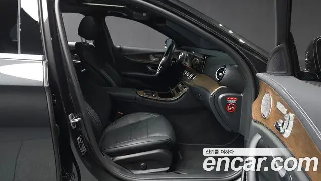 Mercedes-Benz E-Class 2021 — Photo 11/20