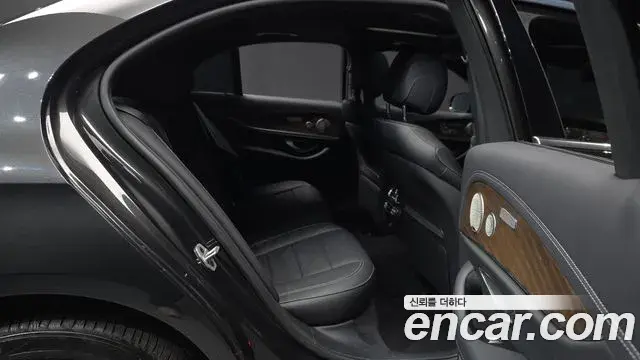 Mercedes-Benz E-Class 2021 — Photo 12/20
