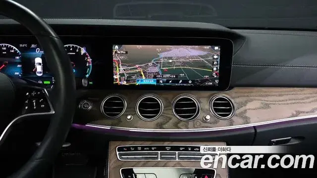Mercedes-Benz E-Class 2021 — Photo 14/20