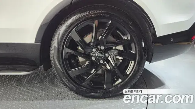Land Rover Discovery 5 2023 — ფოტო 14/35