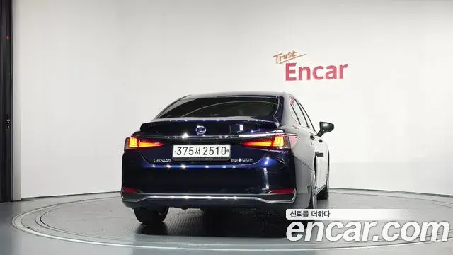 Lexus ES300h 2021 — Şəkil 32/36