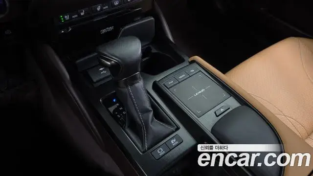 Lexus ES300h 2021 — Şəkil 17/36