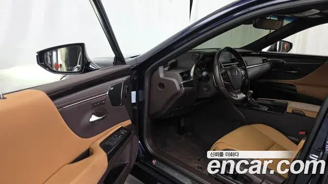 Lexus ES300h 2021 — Şəkil 33/36