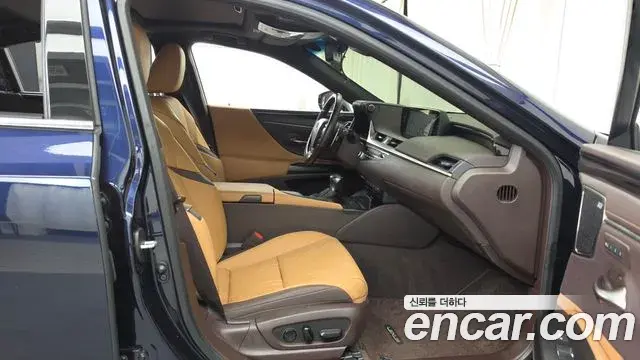 Lexus ES300h 2021 — Şəkil 25/36