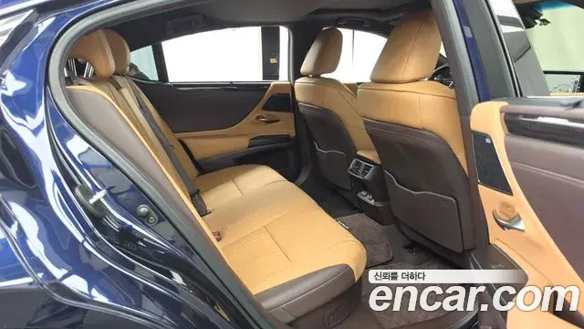 Lexus ES300h 2021 — Şəkil 34/36