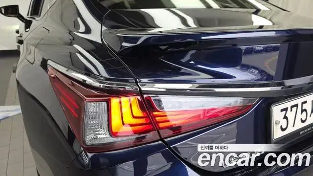 Lexus ES300h 2021 — Şəkil 7/36