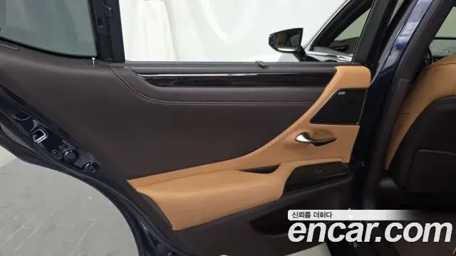 Lexus ES300h 2021 — Şəkil 16/36