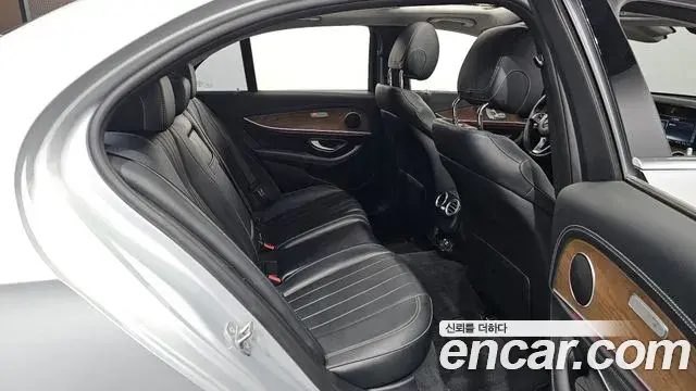 Mercedes-Benz E-Class 2018 — Фото 12/20