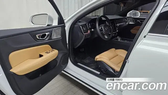 Volvo S60 2020 — Фото 10/20