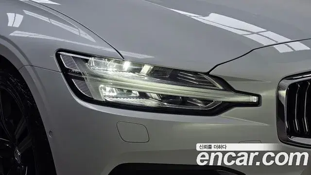 Volvo S60 2020 — ფოტო 28/34