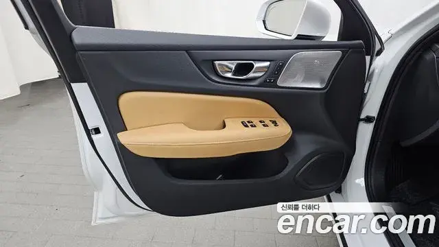 Volvo S60 2020 — ფოტო 29/34