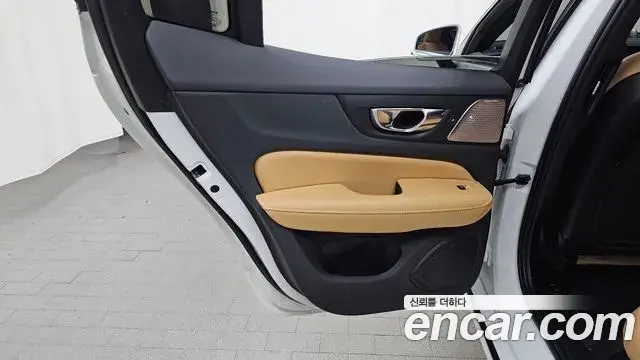 Volvo S60 2020 — ფოტო 31/34
