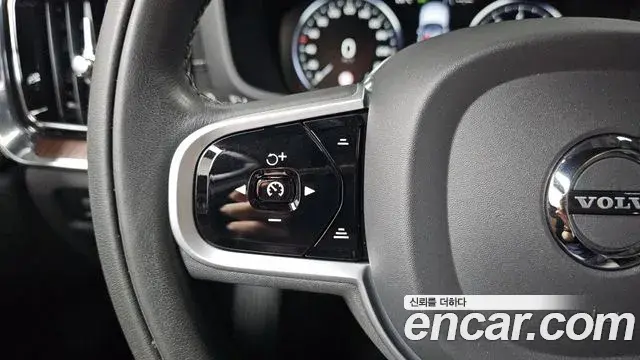 Volvo S60 2020 — ფოტო 18/34