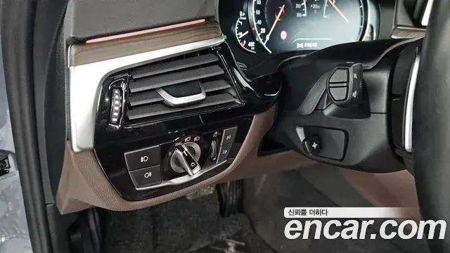 BMW 5 Series 2018 — Фото 19/20