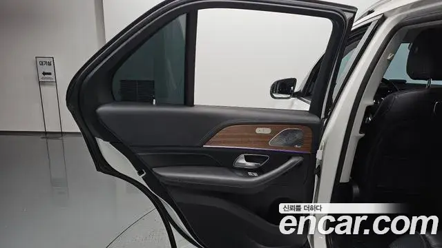 Mercedes-Benz GLE-Class 2019 — Photo 36/37