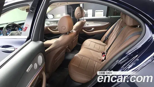Mercedes-Benz E-Class 2020 — ფოტო 11/20