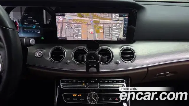 Mercedes-Benz E-Class 2020 — ფოტო 15/20