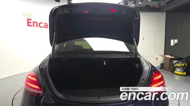 Mercedes-Benz E-Class 2020 — ფოტო 19/20