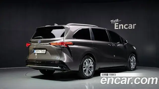 Toyota Sienna 2022 — ფოტო 35/36