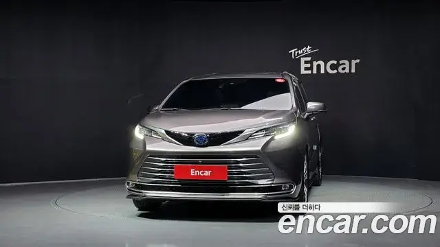 Toyota Sienna 2022 — ფოტო 18/36