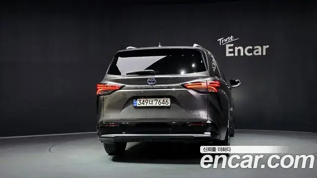 Toyota Sienna 2022 — ფოტო 24/36